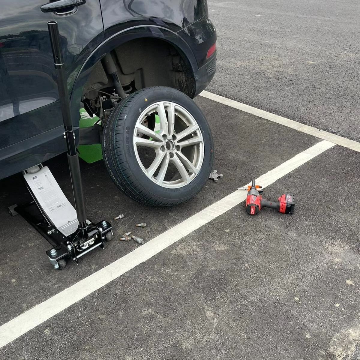 Emergency mobile tyre replacement service at the roadside