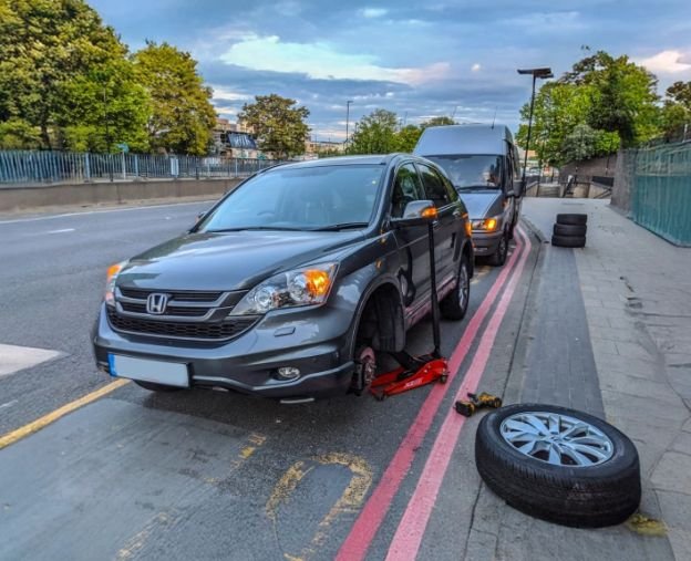 Mobile tyre fitter