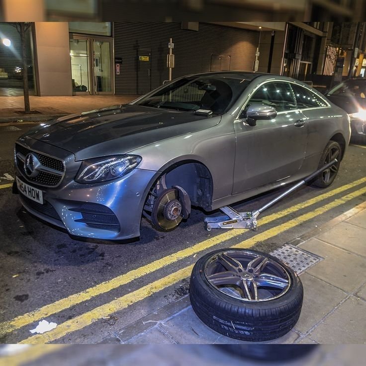 Mobile tyre fitting